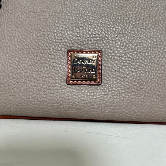 NWT Dooney & Bourke Pebble Grain Pocket Crossbody taupe/brown - Picture 2 of 8
